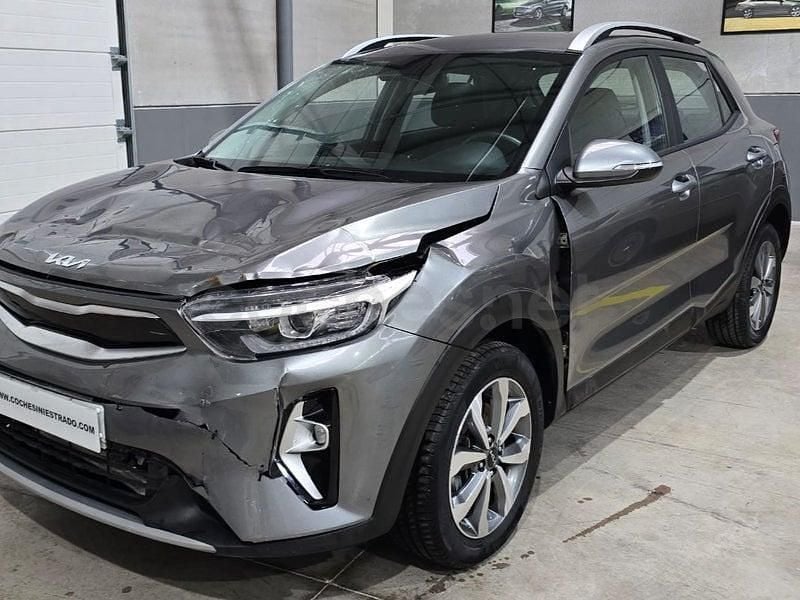 Usado Kia Stonic 100 CV (73 kW) 2025 Gris / plata SUV