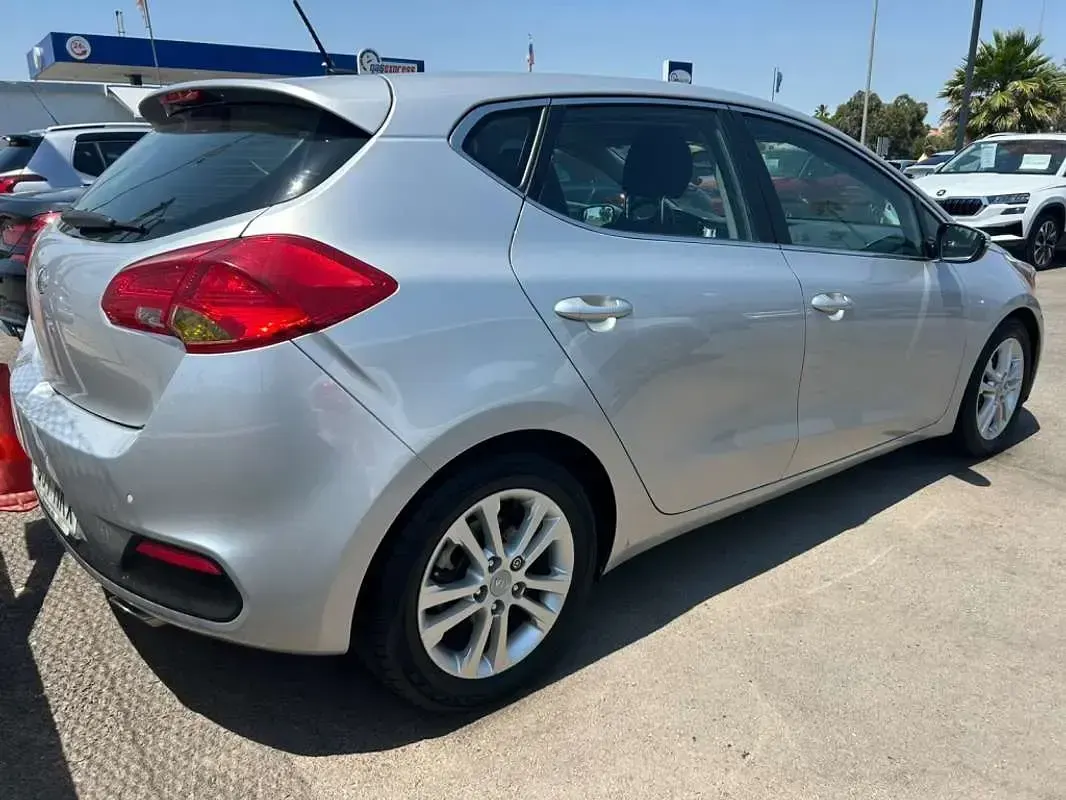 Usado Kia Ceed Sportswagon 135 CV (99 kW) 2012 Plateado Familiar