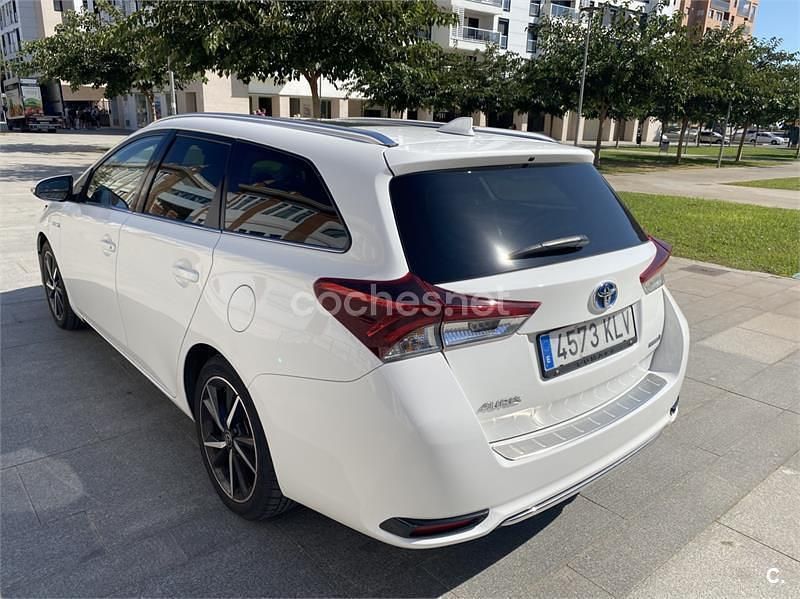 Usado Toyota Auris Hybrid Active 136 CV (100 kW) 2018 Blanco Familiar