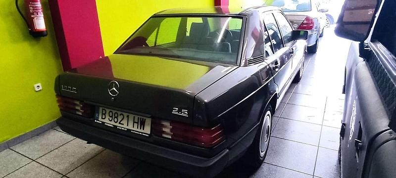 Usado Mercedes 190 94 CV (69 kW) 1987 Gris Berlina