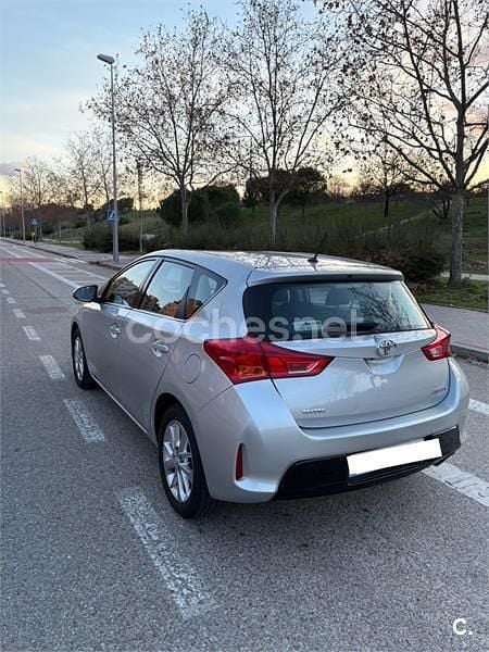 Usado Toyota Auris Live 132 CV (97 kW) 2013 Gris / plata Berlina