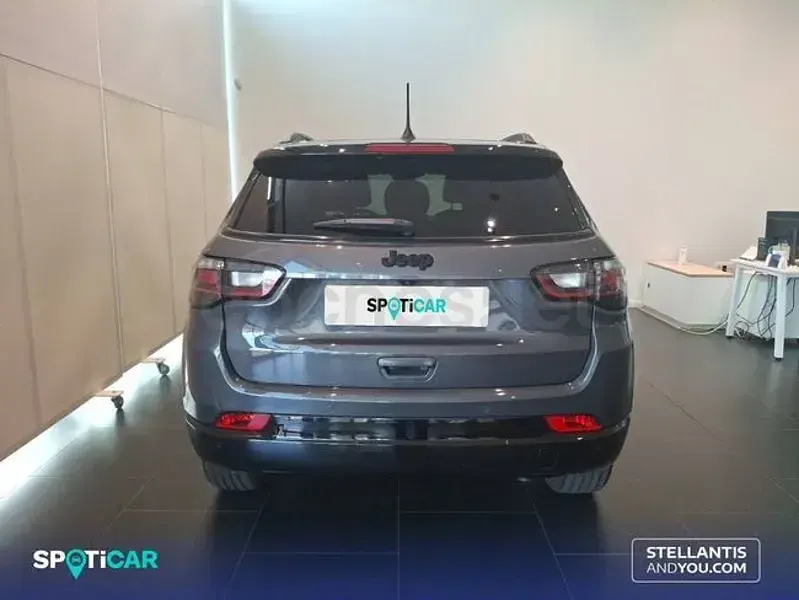 Usado Jeep Compass Altitude 130 CV (95 kW) 2025 Gris / plata SUV