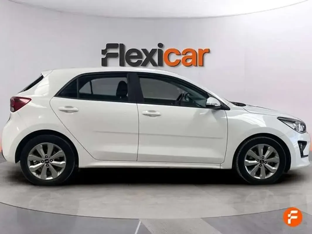 Usado Kia Rio 101 CV (74 kW) 2023 Blanco Berlina