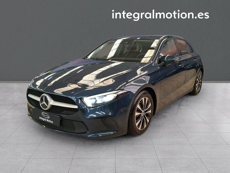 Usado Mercedes A180 115 CV (84 kW) 2021 Azul Berlina