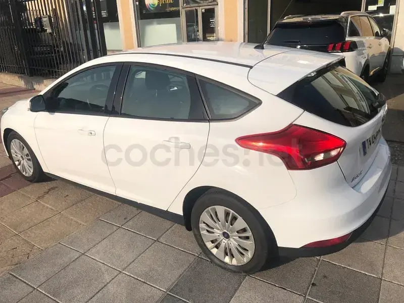 Usado Ford Focus Trend 120 CV (88 kW) 2015 Blanco Berlina
