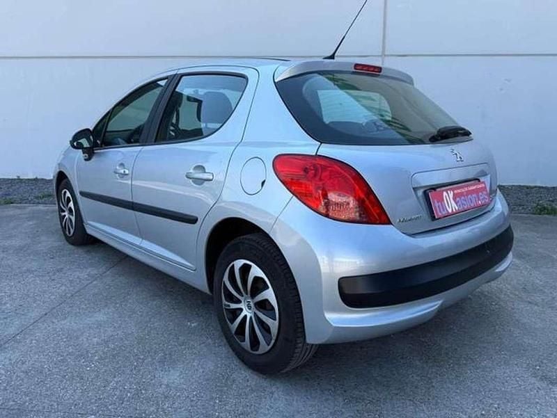 Usado Peugeot 207 90 CV (66 kW) 2007 Plateado Utilitario