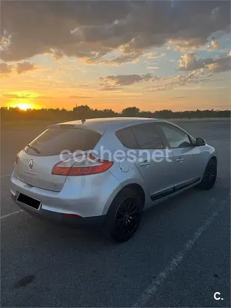Usado Renault Mégane III Business 90 CV (66 kW) 2013 Gris / plata Berlina