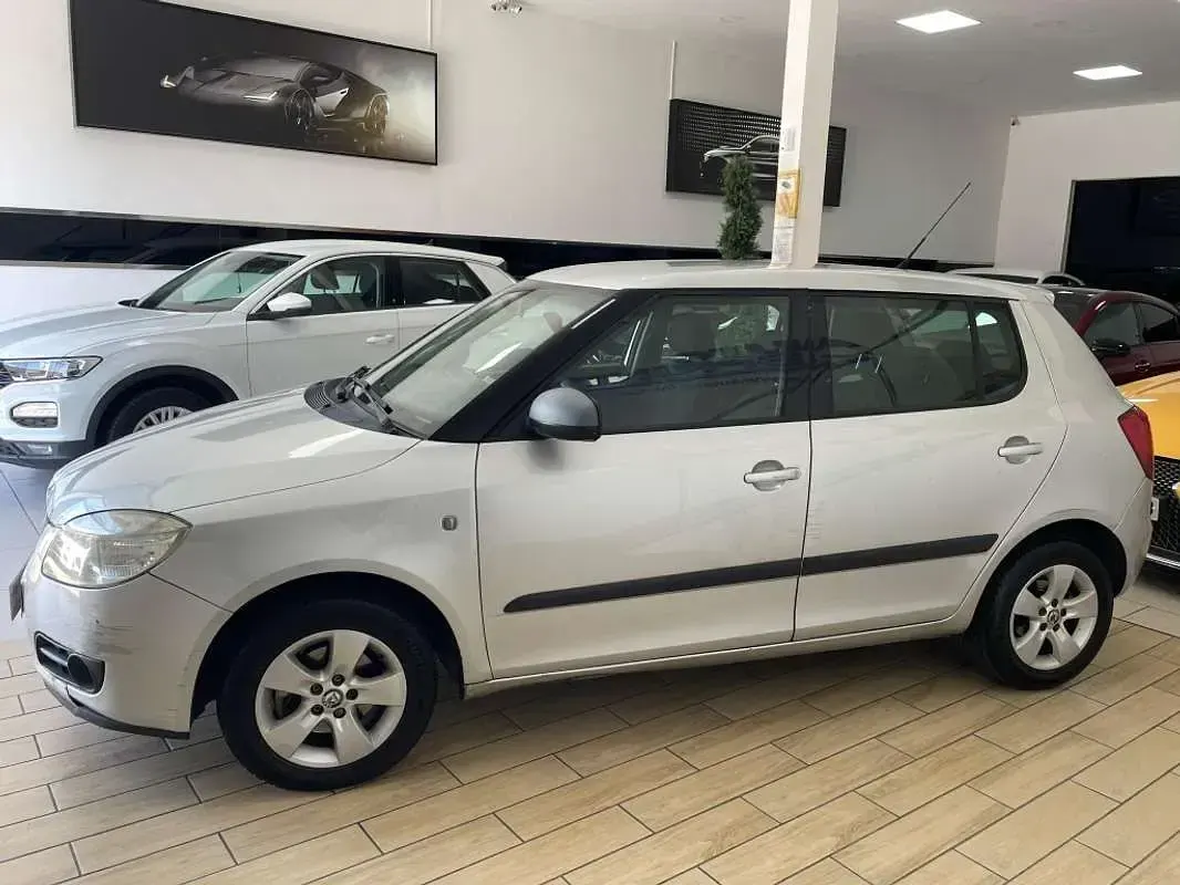 Usado Skoda Fabia Style 80 CV (58 kW) 2008 Gris Utilitario