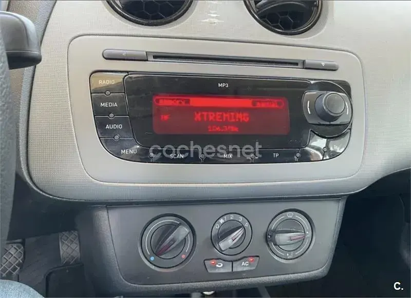 Usado Seat Ibiza Reference 90 CV (66 kW) 2012 Rojo Berlina