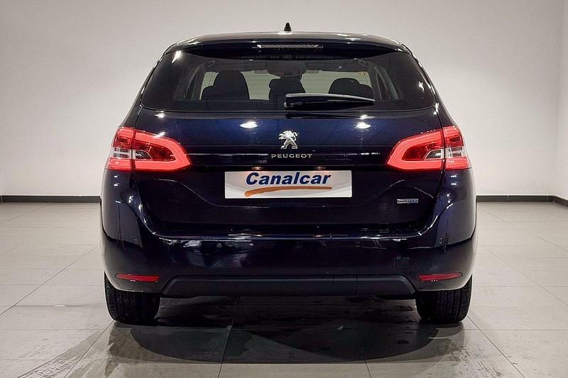 Usado Peugeot 308 SW Active 120 CV (88 kW) 2015 Azul Familiar