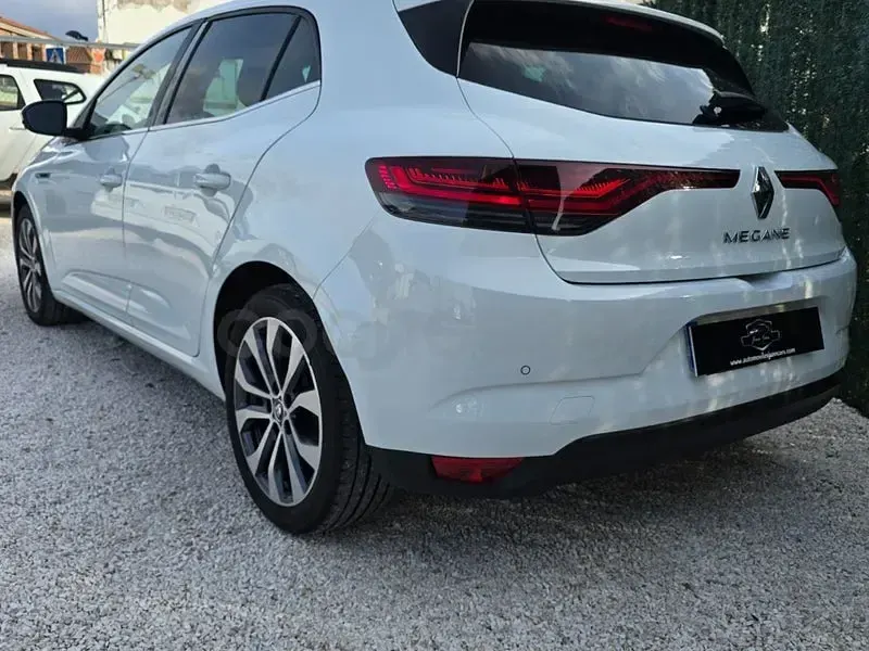 Begagnad Renault Mégane II Techno 115 HK (84 kW) 2023 Vit Sedan