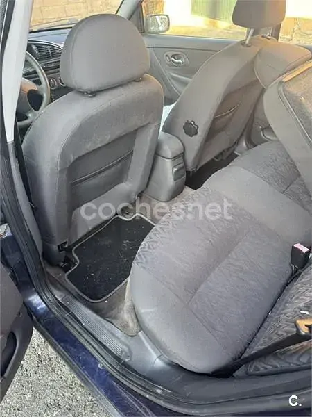 Usado Ford Mondeo Ghia 88 CV (64 kW) 2000 Azul Berlina