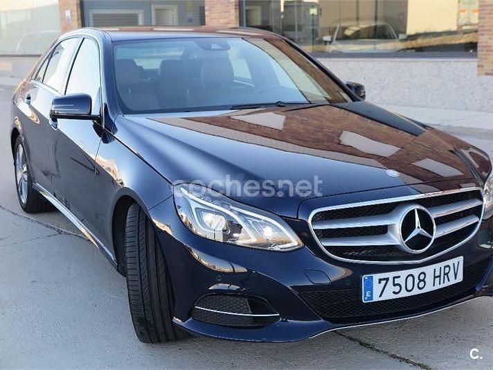 Usado Mercedes E300 Avantgarde 252 CV (185 kW) 2013 Azul Berlina