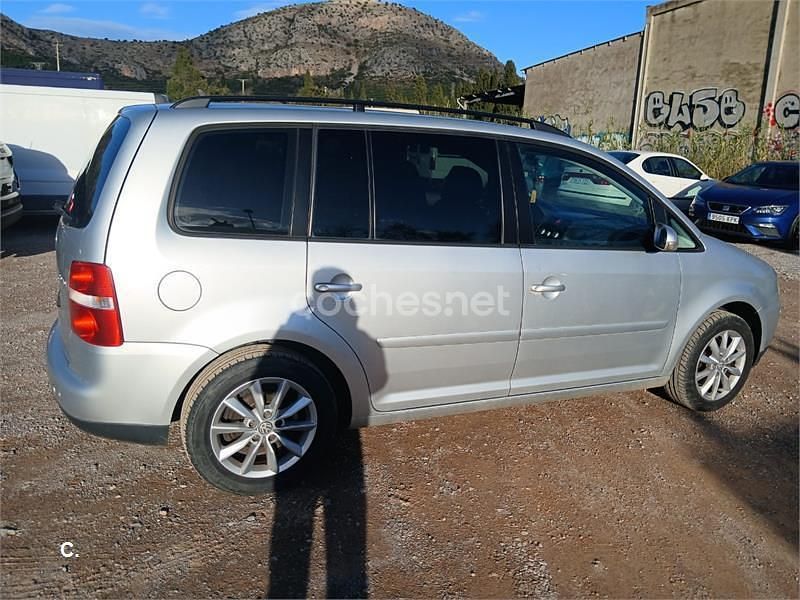 Usado VW Touran Advance 140 CV (102 kW) 2006 Gris / plata Monovolumen