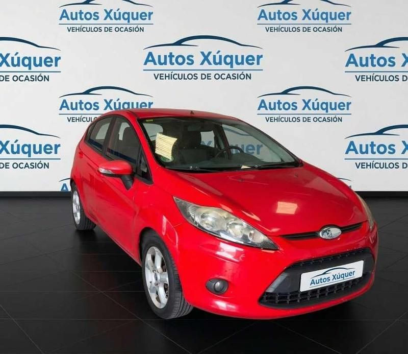 Usado Ford Fiesta Ambiente 60 CV (44 kW) 2009 Rojo Utilitario