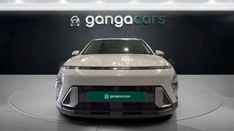 Usado Hyundai Kona 120 CV (88 kW) 2024 Gris / plata SUV