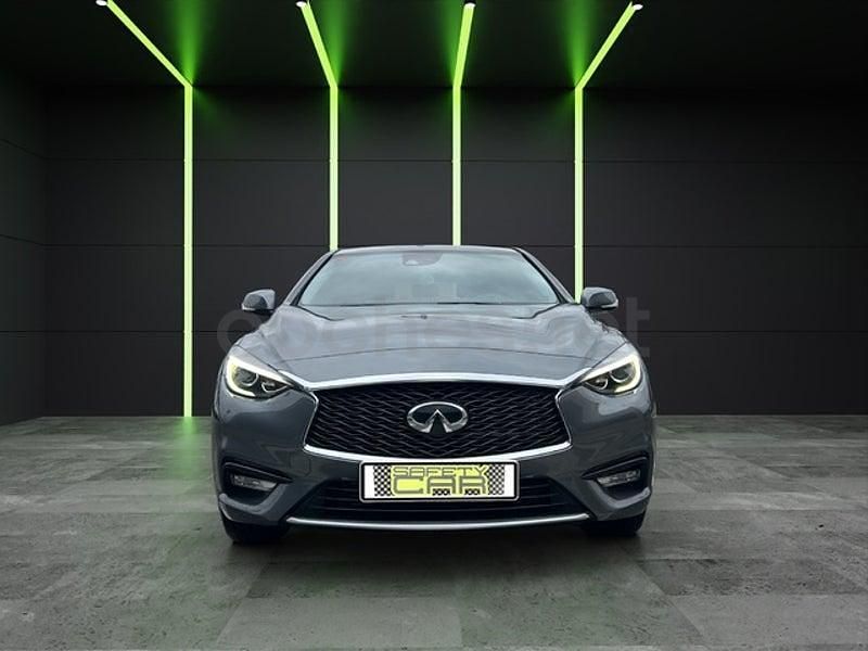 Usado Infiniti Q30 109 CV (80 kW) 2016 Gris / plata Utilitario