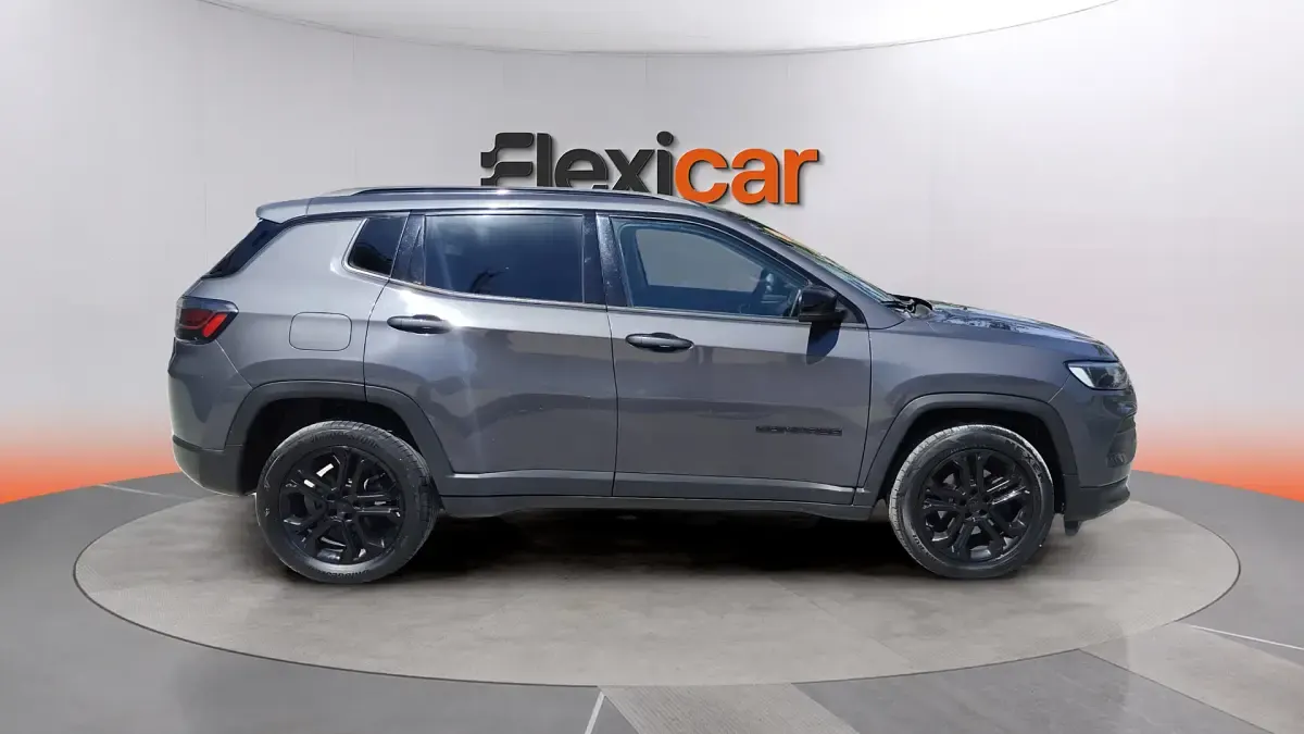 Usado Jeep Compass Night Eagle 131 CV (96 kW) 2022 Gris SUV