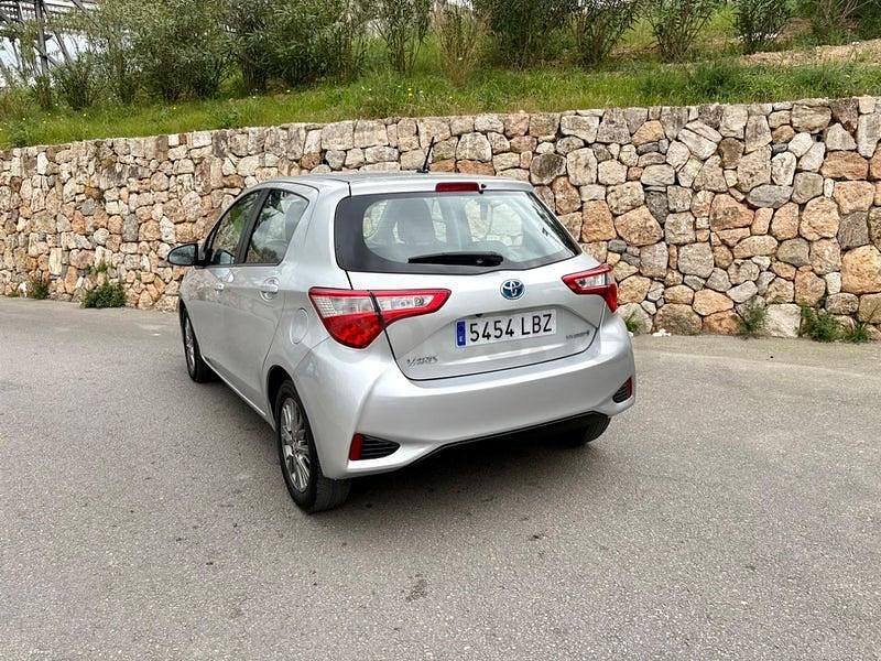 Usado Toyota Yaris Hybrid Active 100 CV (73 kW) 2019 Gris / plata Berlina