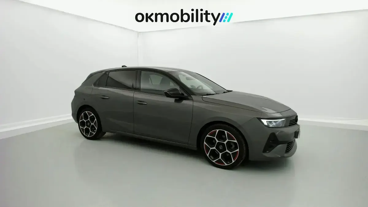 Usado Opel Astra GS Line 131 CV (96 kW) 2022 Vulkan gris / negro Utilitario