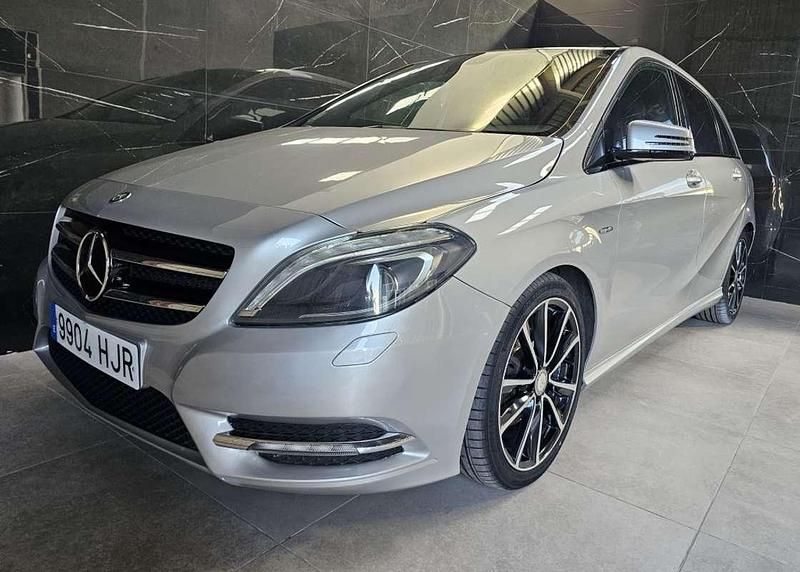 Usado Mercedes B180 Sport Edition 109 CV (80 kW) 2012 Gris Monovolumen