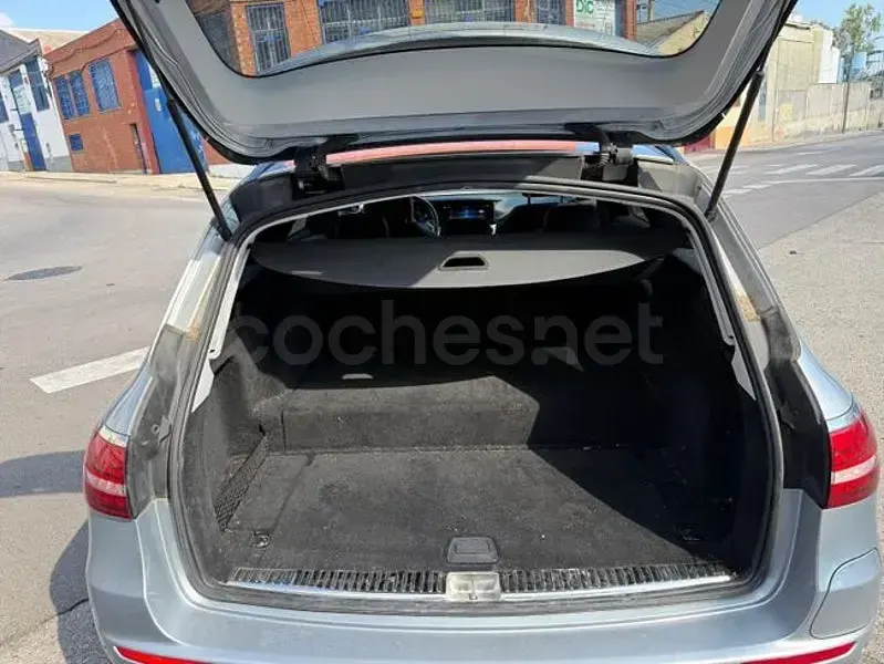 Usado Mercedes E300 320 CV (235 kW) 2020 Gris / plata Familiar