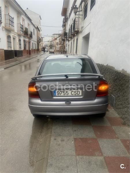 Usado Opel Astra Edition 80 CV (58 kW) 2004 Gris / plata Berlina