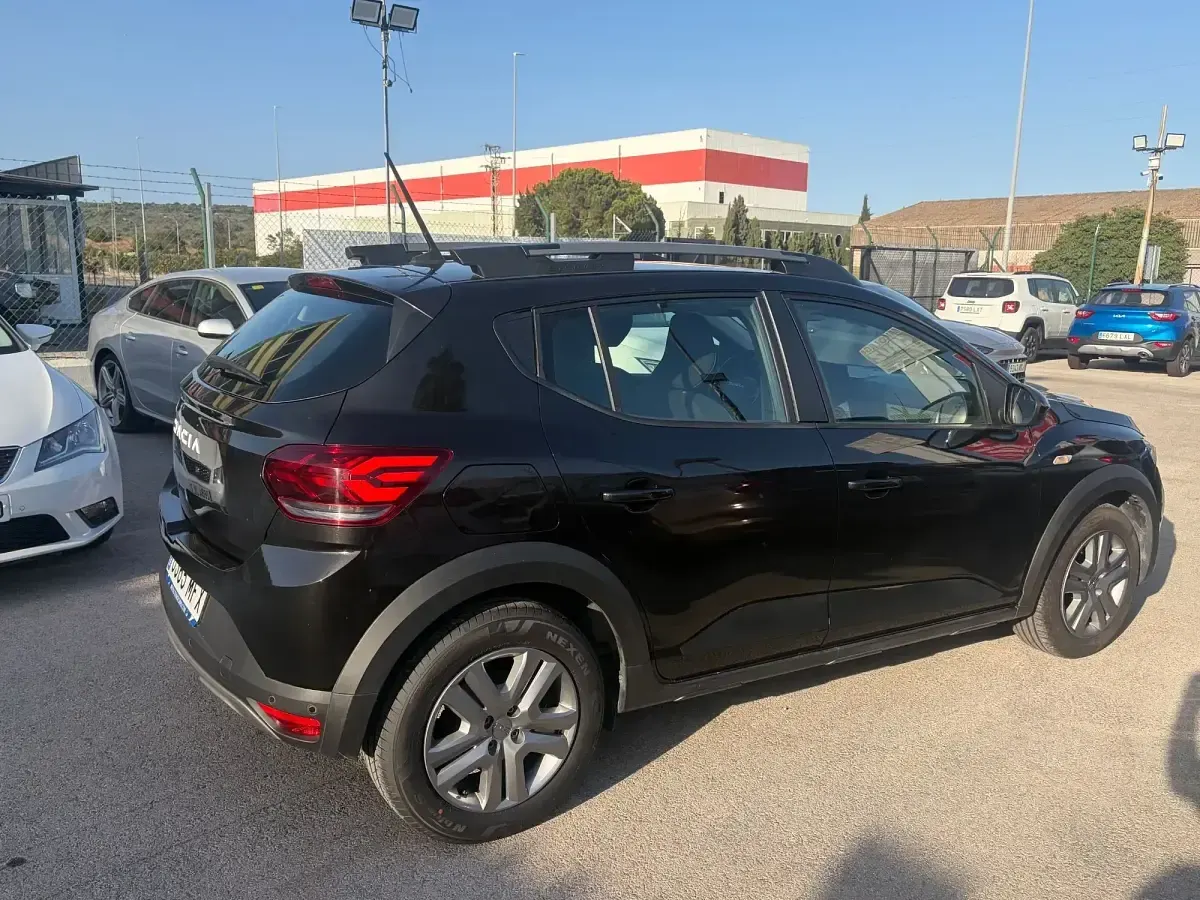 Usado Dacia Sandero Expression 91 CV (66 kW) 2023 Negro