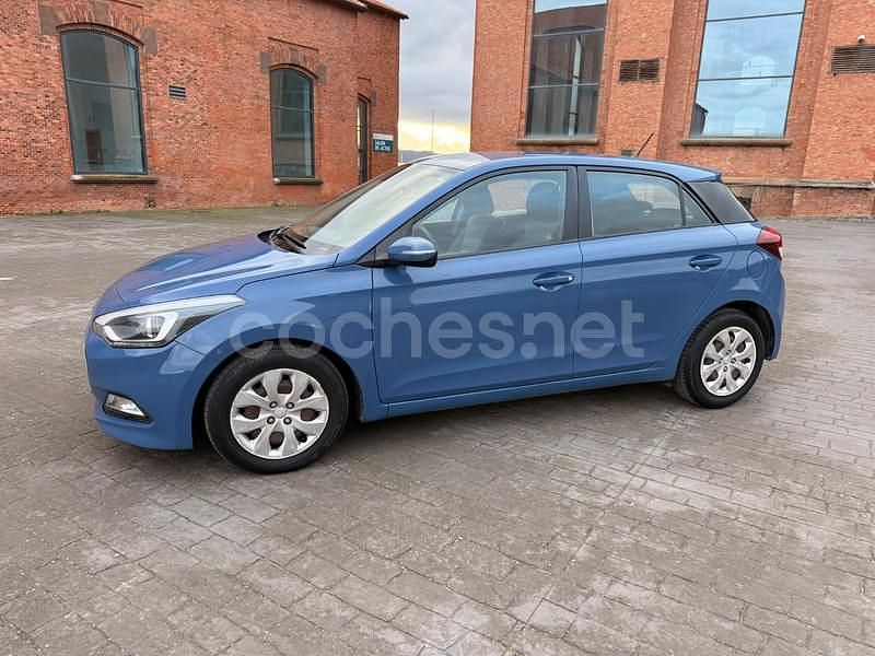 Usado Hyundai i20 90 CV (66 kW) 2016 Azul Berlina