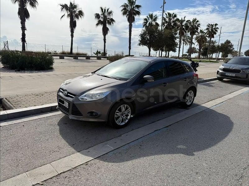 Usado Ford Focus Trend 105 CV (77 kW) 2011 Gris / plata Berlina