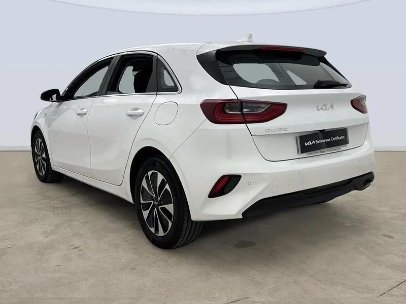 Begagnad Kia Ceed 101 HK (74 kW) 2024 Vit Halvkombi