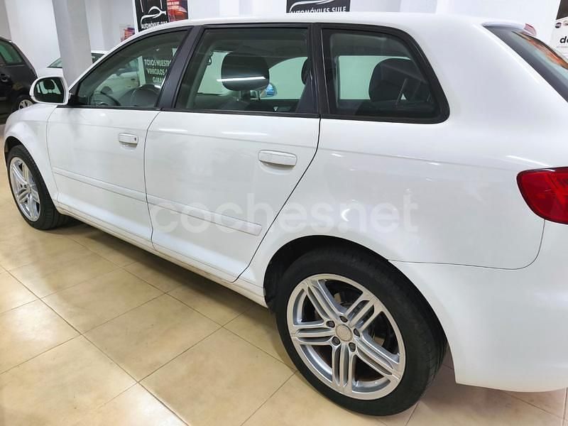 Usado Audi A3 Attraction 105 CV (77 kW) 2010 Blanco Berlina