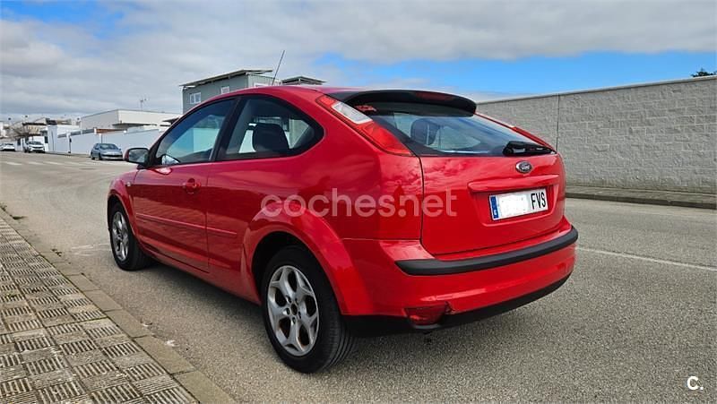Usado Ford Focus Trend 100 CV (73 kW) 2007 Rojo Berlina