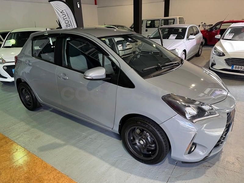 Usado Toyota Yaris Active 111 CV (81 kW) 2018 Gris / plata Berlina