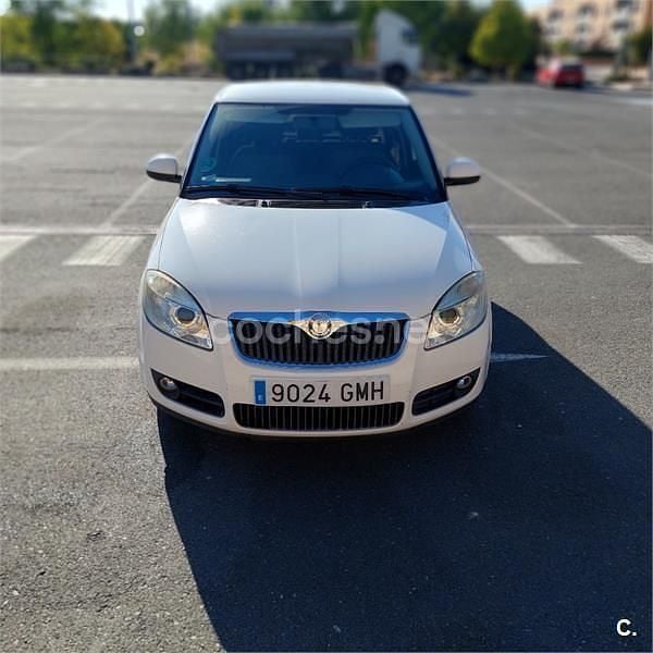 Blanco Usado 2009 Skoda Fabia Berlina | 4400 € (Precio justo) - Imagen 1/4