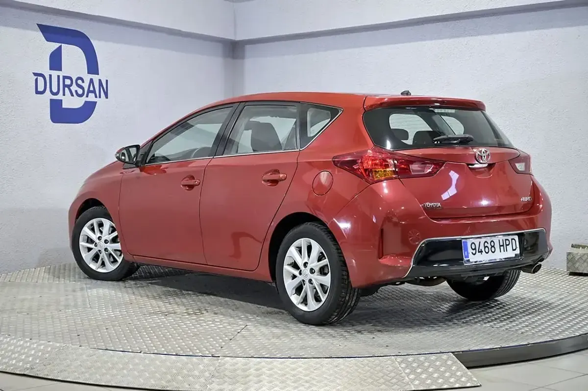 Usado Toyota Auris Active 124 CV (91 kW) 2013 Rojo Utilitario