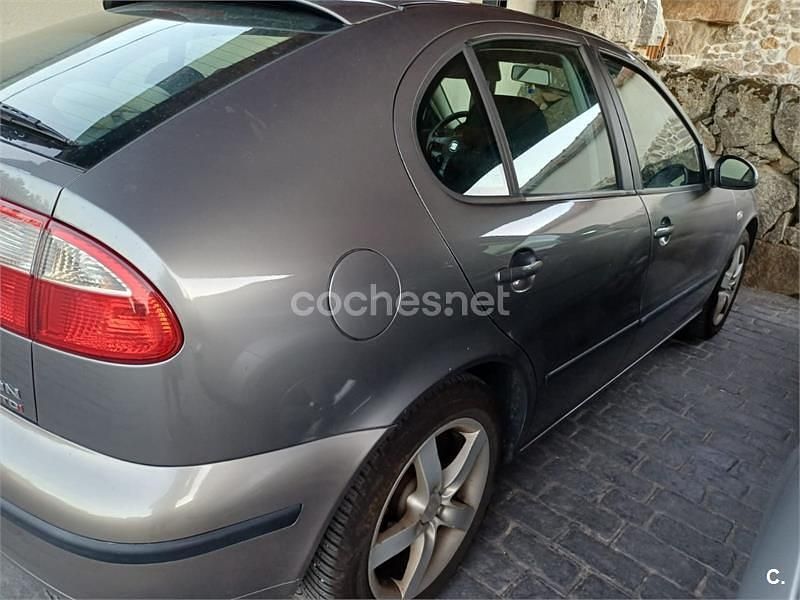 Usado Seat Leon Sport 110 CV (80 kW) 2005 Gris / plata Utilitario