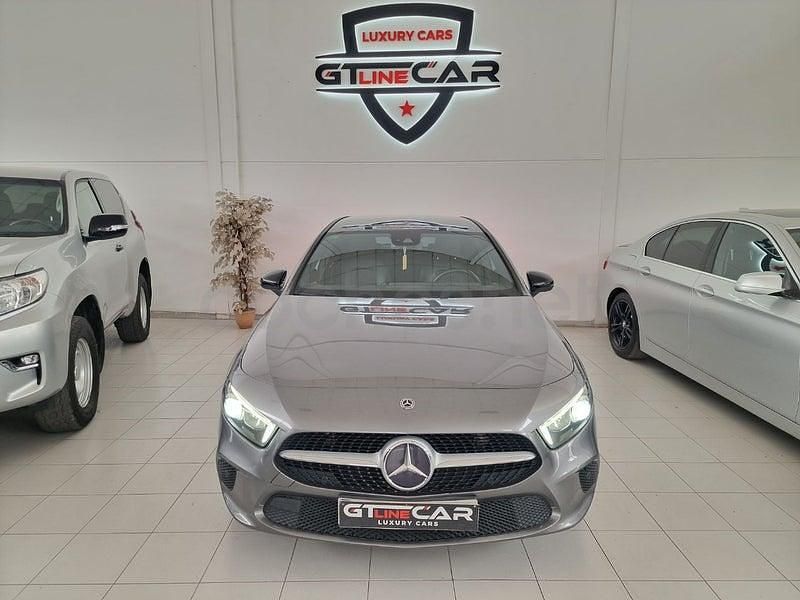 Usado Mercedes A180 109 CV (80 kW) 2018 Gris / plata Berlina