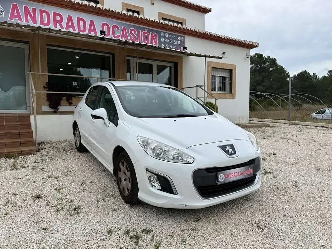 Usado Peugeot 308 Access 98 CV (72 kW) 2013 Blanco Utilitario