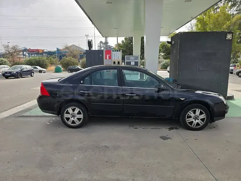 Usado Ford Mondeo Futura 130 CV (95 kW) 2005 Negro Berlina