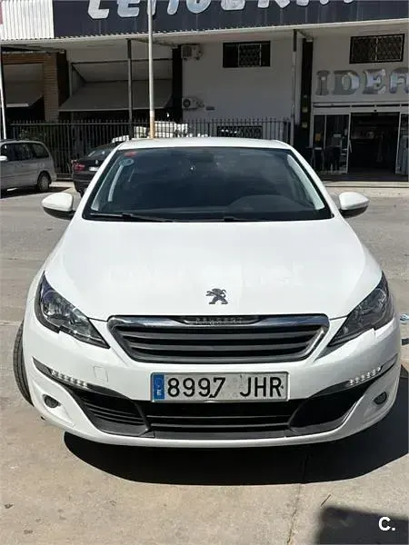 Usado Peugeot 308 Active 120 CV (88 kW) 2015 Gris / plata Berlina