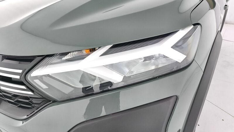 Usado Dacia Sandero Expression 100 CV (73 kW) 2025 Verde Berlina