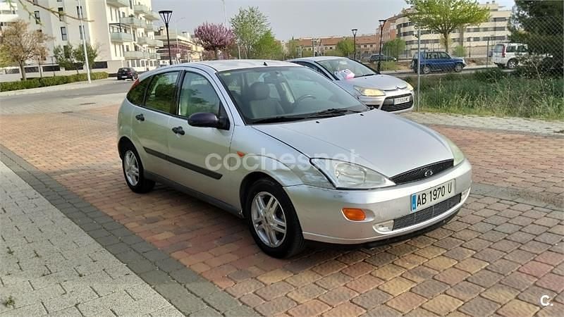 Usado Ford Focus Ambiente 100 CV (73 kW) 2000 Gris / plata Familiar