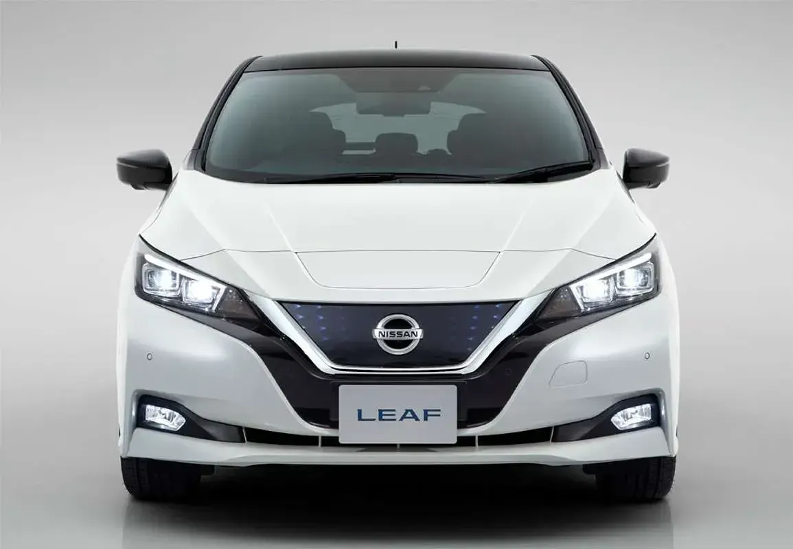 Usado Nissan Leaf N-Connecta 110 kW (150 CV) 2024 Gris Utilitario