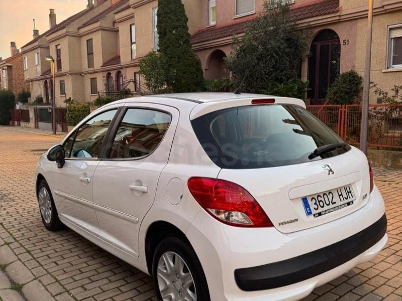 Usado Peugeot 207 Active 70 CV (51 kW) 2012 Blanco Berlina