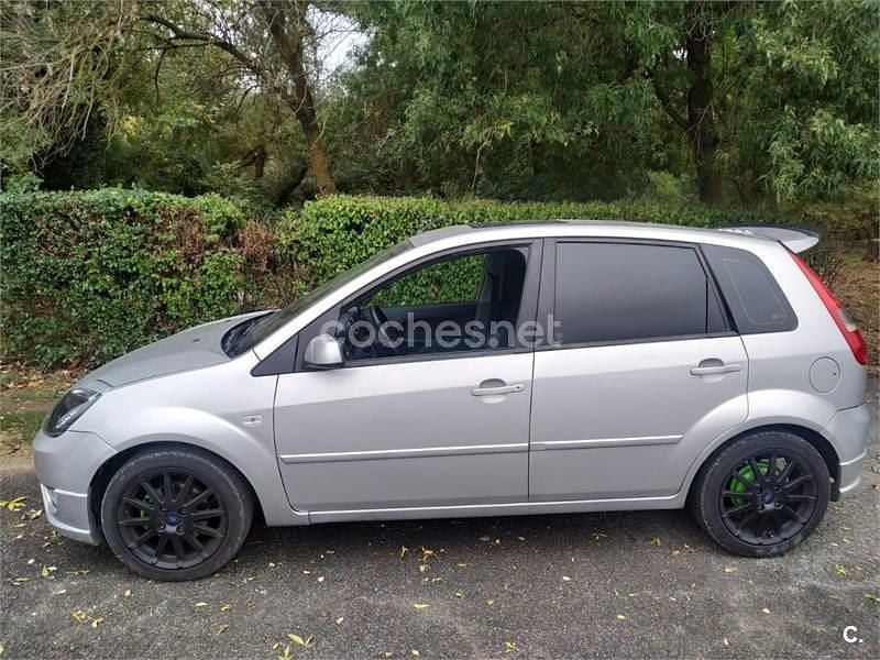 Gris / plata Usado 2003 Ford Fiesta Trend Utilitario | 2900 € (Un poco caro) - Imagen 1/4