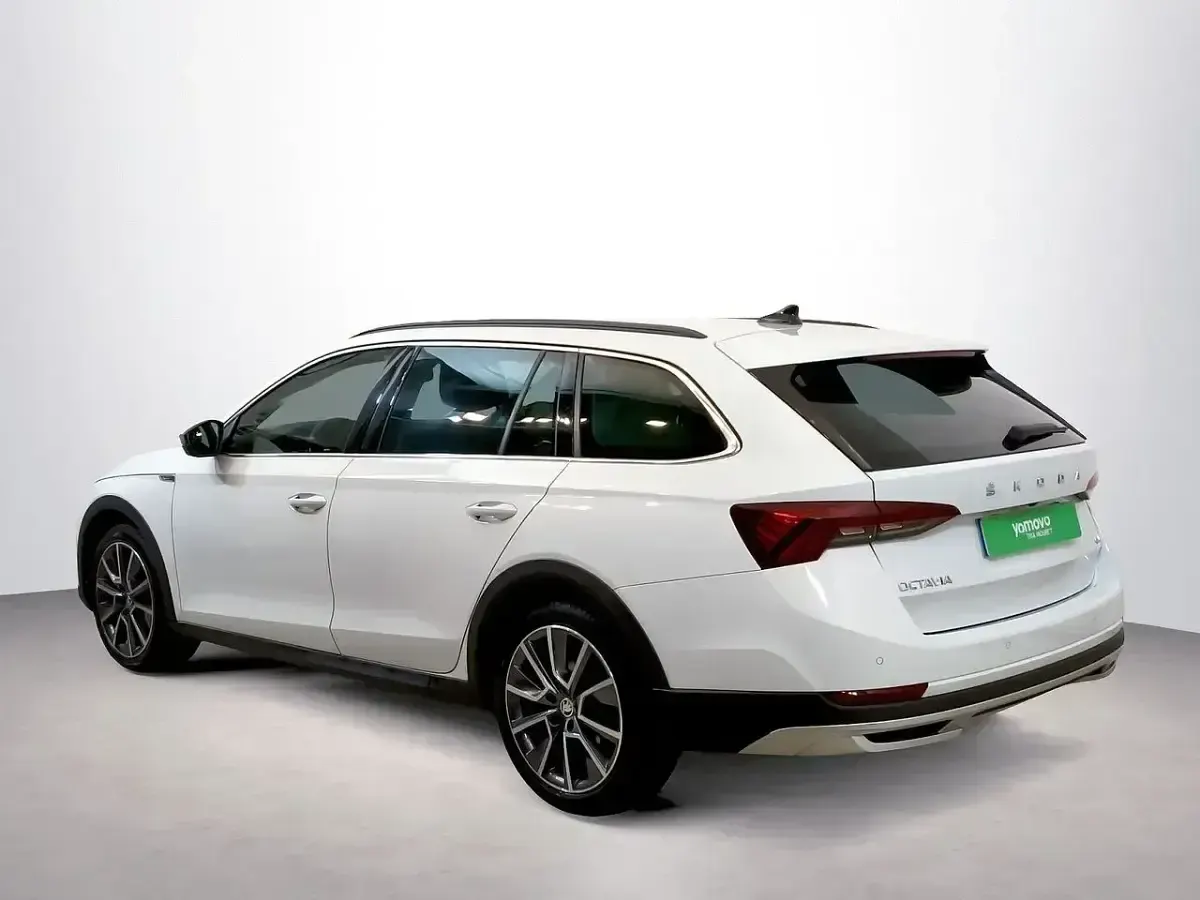 Usado Skoda Octavia 200 CV (147 kW) 2022 Blanco Familiar
