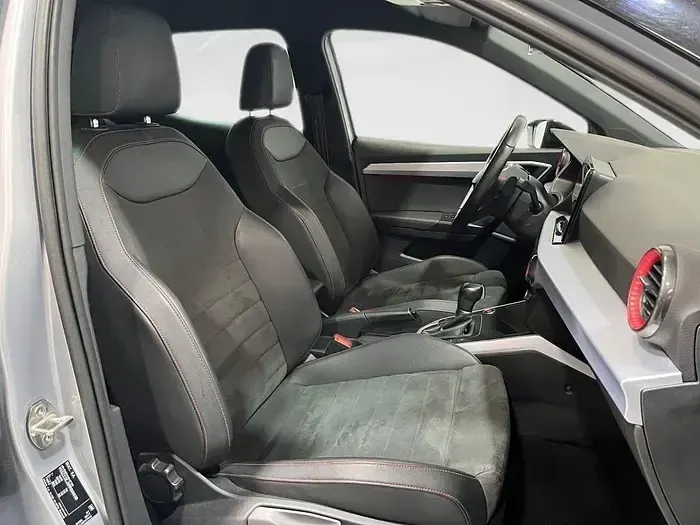 Usado Seat Arona FR 150 CV (110 kW) 2023 Gris plata SUV