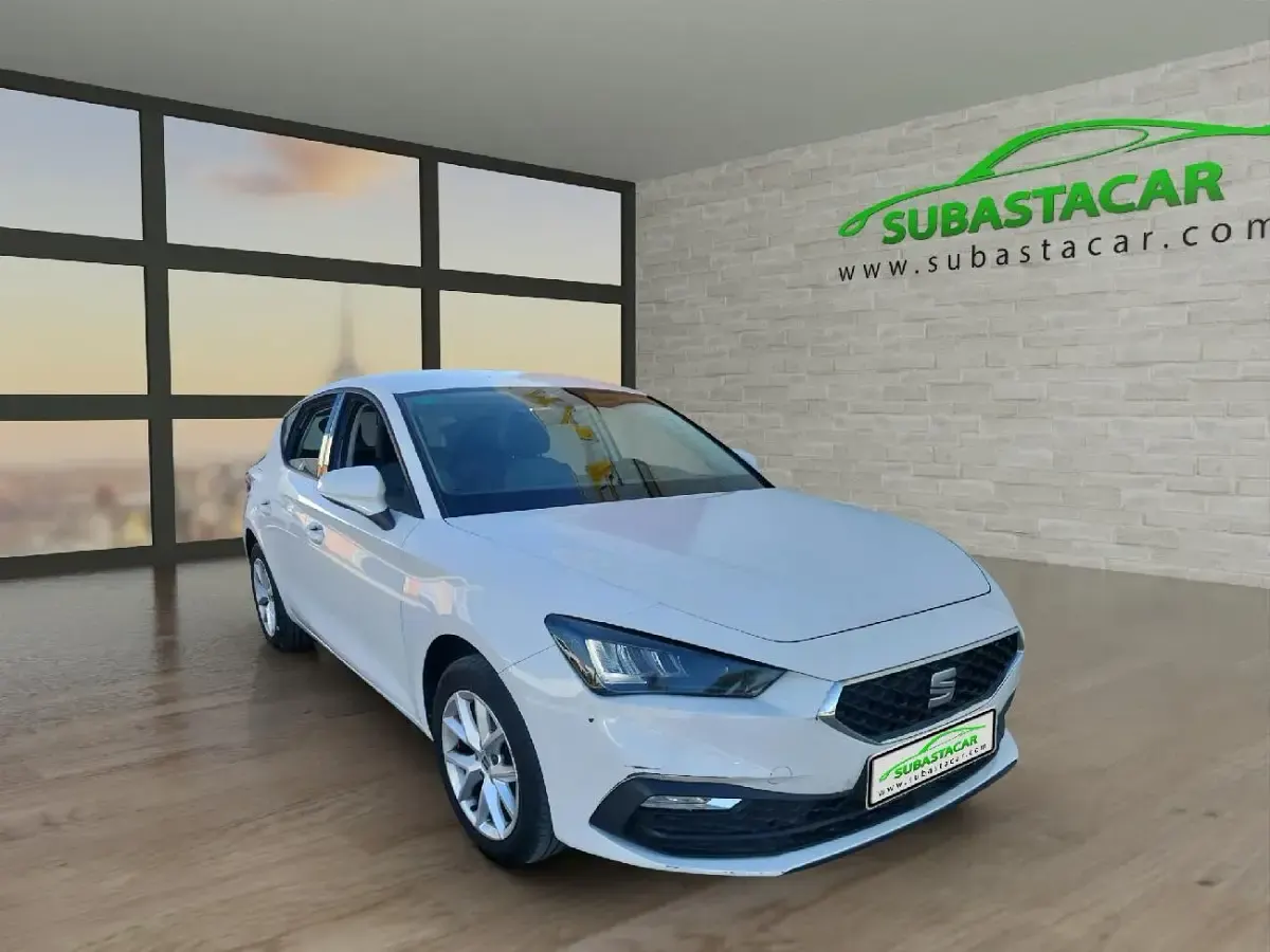 Usado Seat Leon Style 130 CV (95 kW) 2022 Blanco