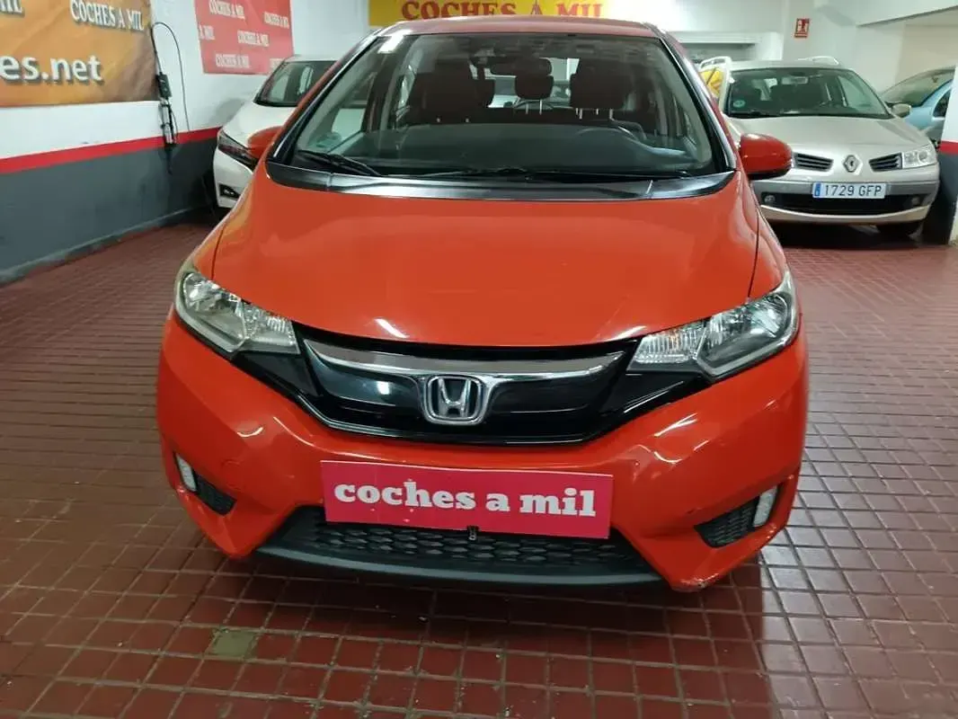 Usado Honda Jazz Trend 102 CV (75 kW) 2017 Rojo Utilitario